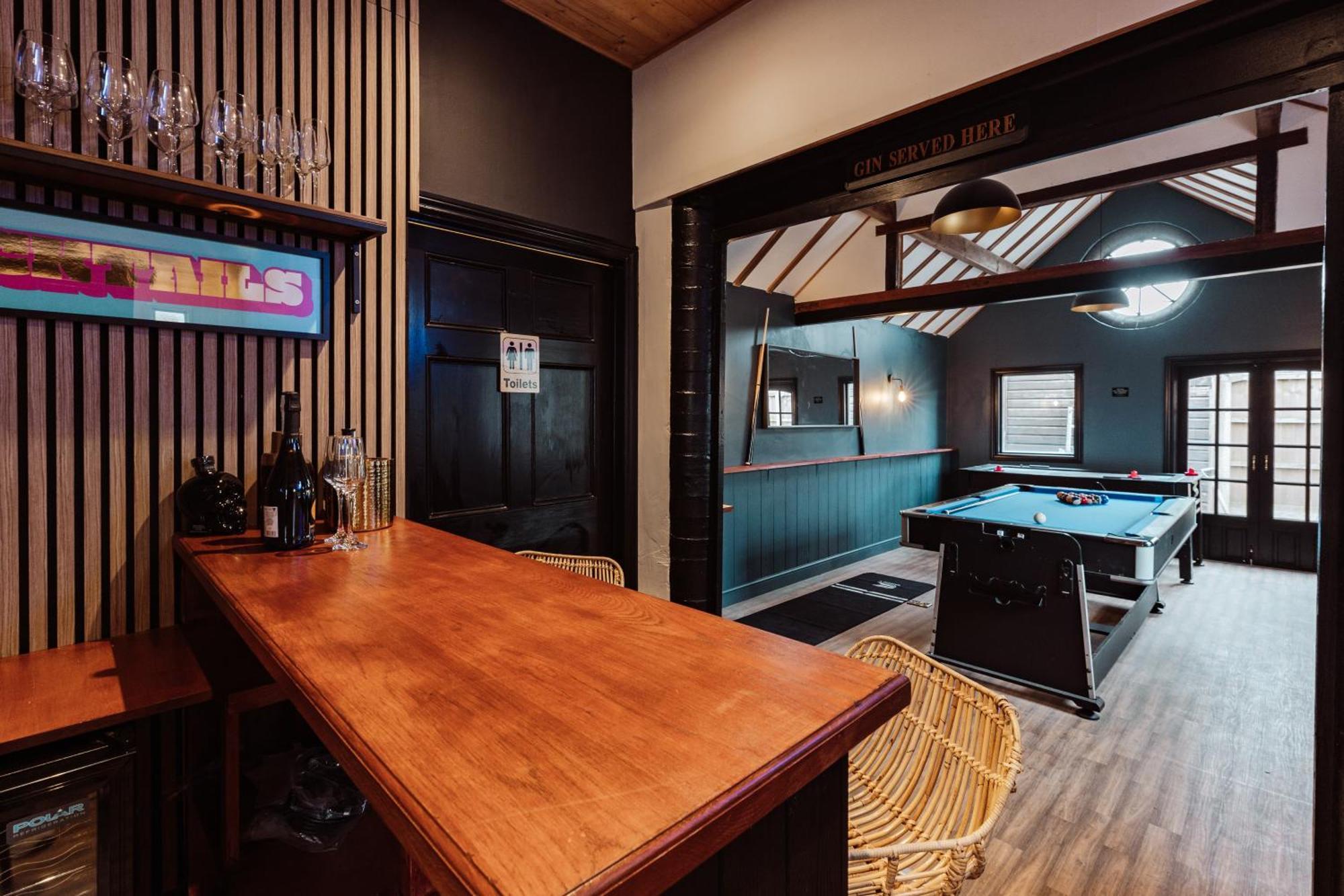 House With A Cinema And Games Room, Sleeps 17 Шрусбері Екстер'єр фото