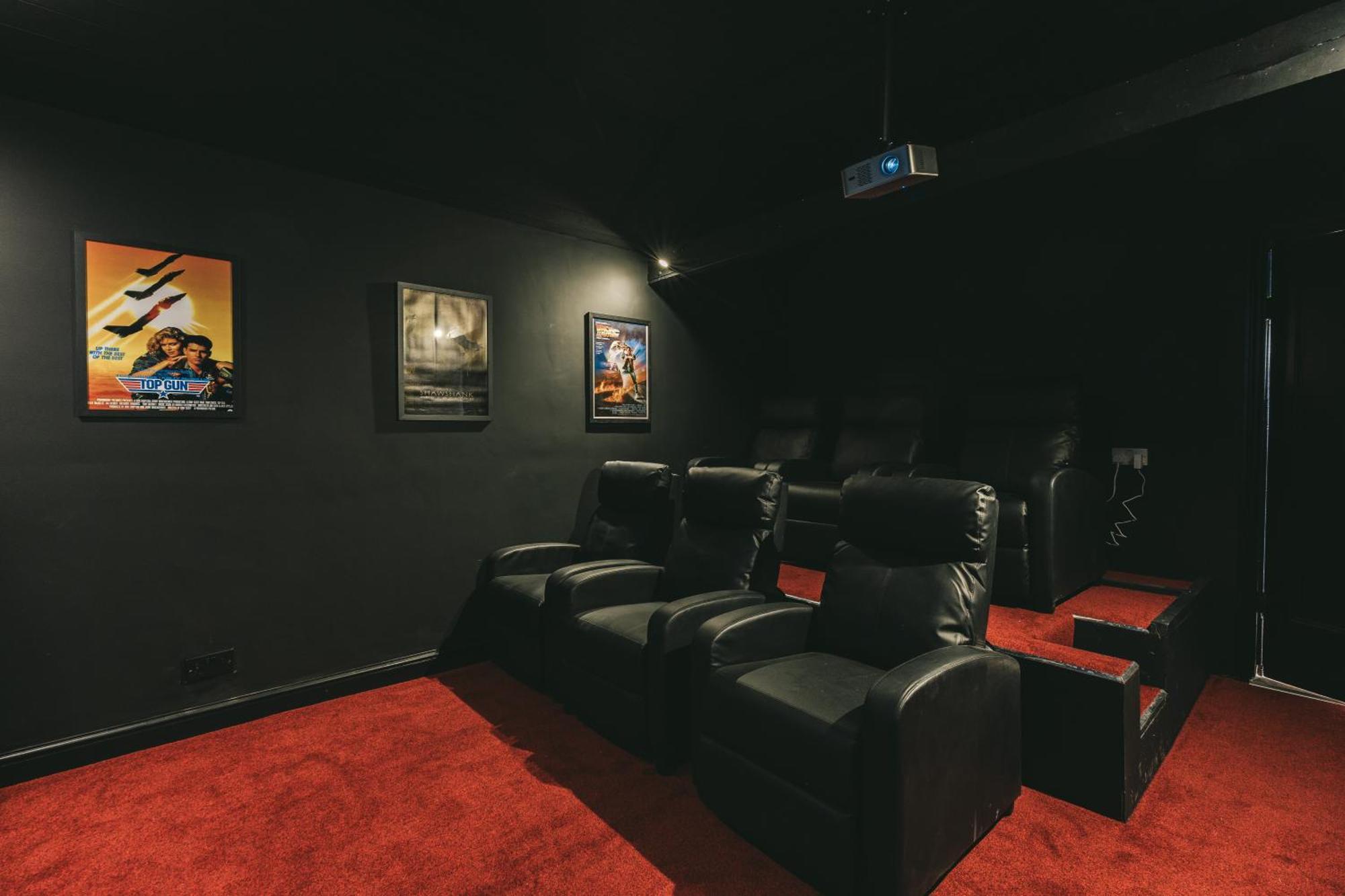 House With A Cinema And Games Room, Sleeps 17 Шрусбері Екстер'єр фото